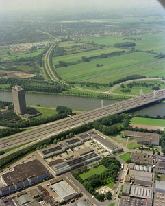 805869 Luchtfoto van de Galecopperbrug in de A12 over het Amsterdam-Rijnkanaal met op de voorgrond een deel van het ...